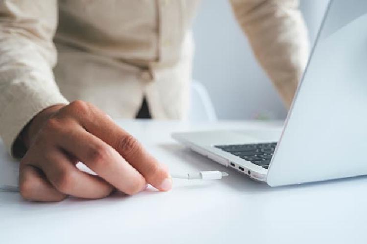 Transforma tu espacio de trabajo: Aprende a organizar cables