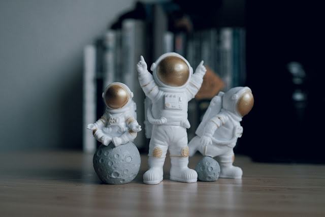 Figurillas de astronautas